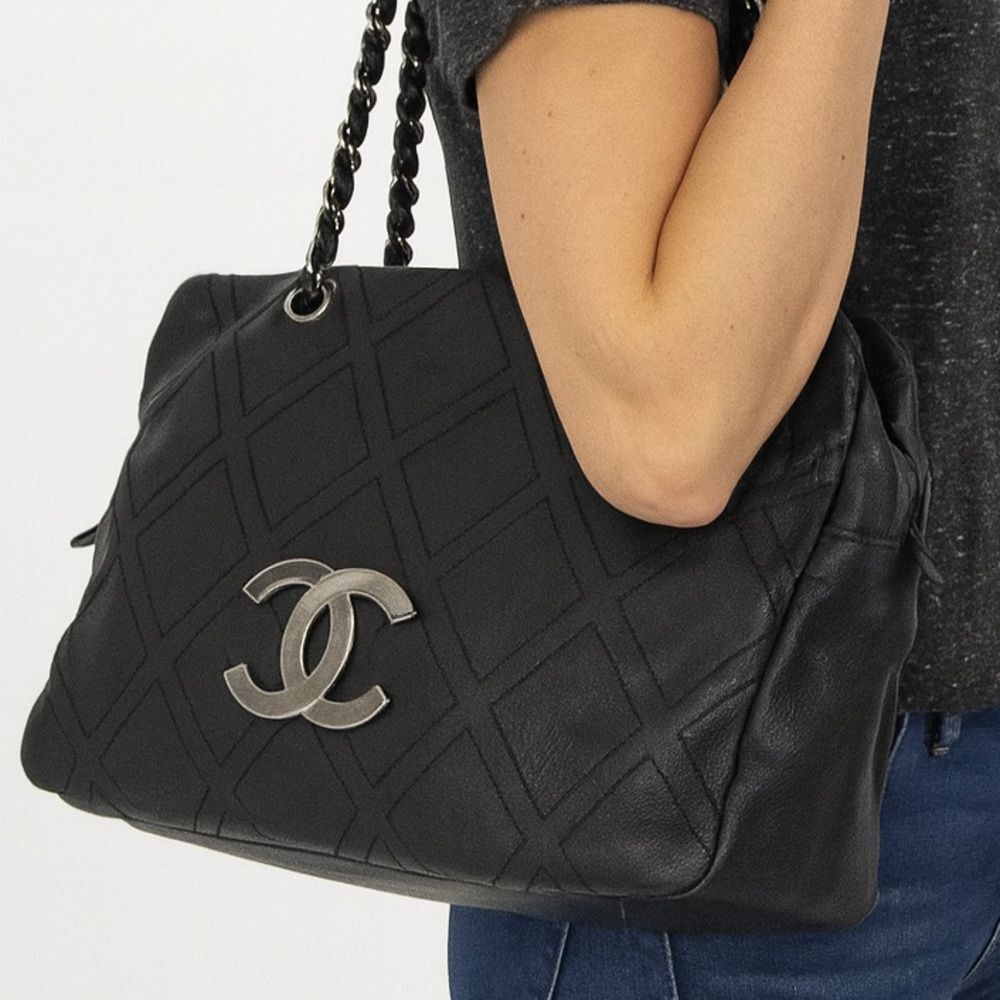 CHANEL Vintage 2007 Black Lambskin Leather CC Logo Medium Shoulder Bag
